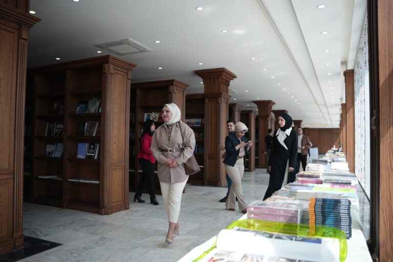 مكتبة جامعة التراث تفتح أبوابها للمجتمع، داعمة الطلاب المحليين وأعضاء هيئة التدريس - جامعة التراث - Al-Turath University