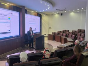 بتوجيه ودعم من السيد رئيس مجلس الأمناء الأستاذ علي العكيلي، نظّم مركز التعليم المستمر في جامعة التراث يوم الخميس 27 تشرين الثاني 2025 ورشة عمل موسّعة قدّمها المدرس المساعد حيدر عبد الأمير، تناولت إدارة البريد الجامعي عبر Google Workspace وليس Gmail، مع التركيز على الجوانب الفنية والتنظيمية والإدارية اللازمة لتحسين استخدام البريد المؤسسي داخل البيئة الجامعية. استعرض المحاضر البنية الكاملة لنظام Google Workspace الخاص بالجامعة، والفروقات الأساسية بين الحساب الجامعي والحسابات الشخصية، مبيّناً أهمية الاعتماد على البريد الجامعي في المراسلات الرسمية، والتواصل الأكاديمي، ودعم البحث العلمي، والمراسلة مع المجلات العلمية العالمية. كما أوضح الإمكانات التي يوفرها النظام في إدارة الملفات، والمساحات المشتركة، وتنظيم الاجتماعات، وتسهيل تدفق العمل الأكاديمي. وتضمّنت الورشة محوراً موسعاً حول الأمن السيبراني، ركّز على أساليب حماية البيانات، وكيفية التعرّف على الروابط المشبوهة، وطرق اختيار كلمات مرور قوية، إضافة إلى شرح أبرز التهديدات الرقمية التي تستهدف البريد المؤسسي وخدمات السحابة، وطرق الحد منها داخل الجامعة. شهدت الورشة حضور عدد من التدريسيين من مختلف أقسام جامعة التراث، وتخللتها نقاشات وتطبيقات عملية عزّزت من مهارات المشاركين الرقمية، وأسهمت في رفع كفاءتهم في استخدام منظومة Google Workspace في المهام الأكاديمية والإدارية.