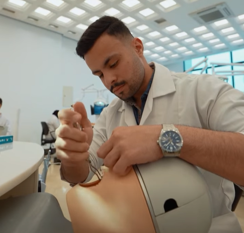 حين تقاس المهارة بالفعل, الامتحان العملي لطلبة طب الأسنان في جامعة التراث يجسد الجاهزية المهنية 3 حين تقاس المهارة بالفعل, الامتحان العملي لطلبة طب الأسنان في جامعة التراث يجسد الجاهزية المهنية