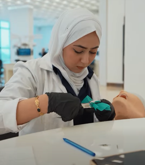 حين تقاس المهارة بالفعل, الامتحان العملي لطلبة طب الأسنان في جامعة التراث يجسد الجاهزية المهنية 9 حين تقاس المهارة بالفعل, الامتحان العملي لطلبة طب الأسنان في جامعة التراث يجسد الجاهزية المهنية