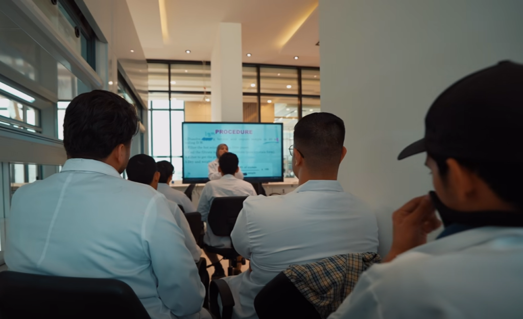 مختبرات الصيدلة في جامعة التراث تحوّل التجارب العضوية إلى مهارات تطبيقية راسخة في تعليم الكيمياء الدوائية 3 مختبرات الصيدلة في جامعة التراث تحوّل التجارب العضوية إلى مهارات تطبيقية راسخة في تعليم الكيمياء الدوائية