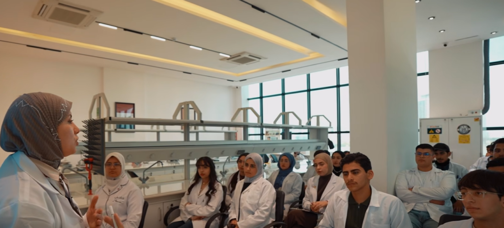 مختبرات الصيدلة في جامعة التراث تحوّل التجارب العضوية إلى مهارات تطبيقية راسخة في تعليم الكيمياء الدوائية 4 مختبرات الصيدلة في جامعة التراث تحوّل التجارب العضوية إلى مهارات تطبيقية راسخة في تعليم الكيمياء الدوائية