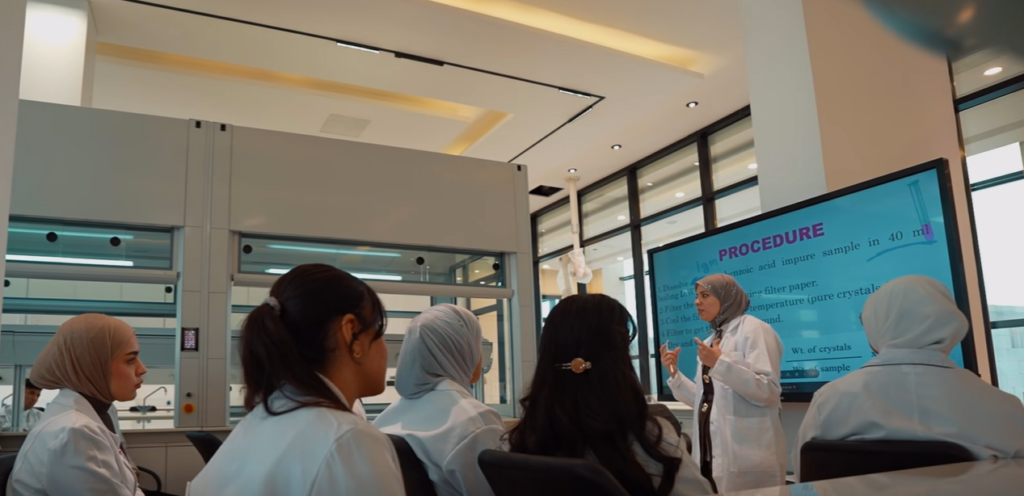 مختبرات الصيدلة في جامعة التراث تحوّل التجارب العضوية إلى مهارات تطبيقية راسخة في تعليم الكيمياء الدوائية 5 مختبرات الصيدلة في جامعة التراث تحوّل التجارب العضوية إلى مهارات تطبيقية راسخة في تعليم الكيمياء الدوائية