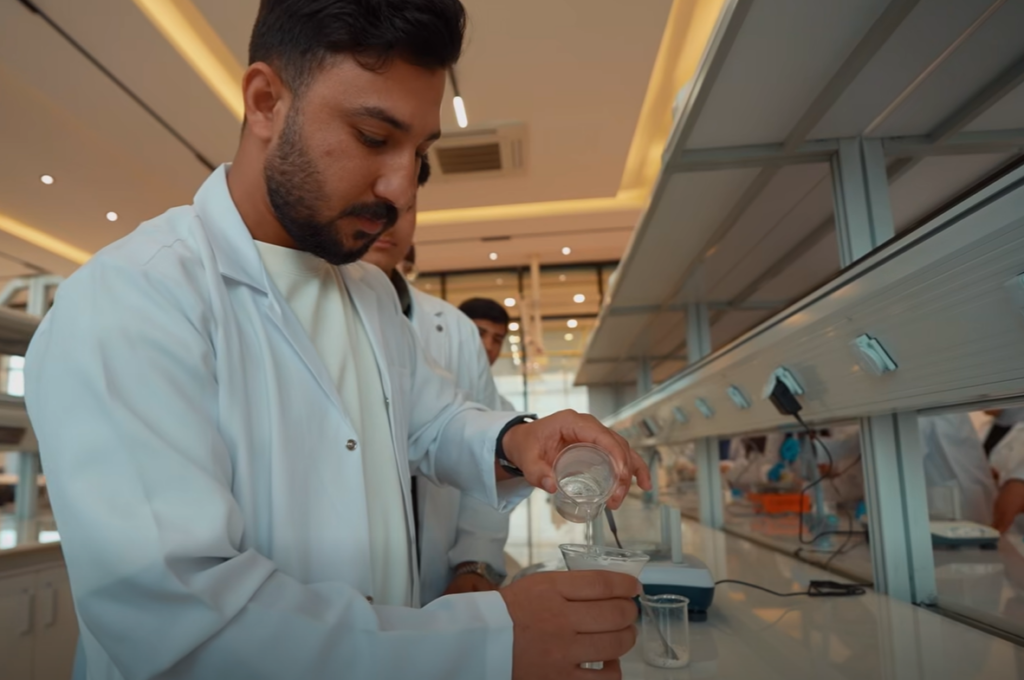 مختبرات الصيدلة في جامعة التراث تحوّل التجارب العضوية إلى مهارات تطبيقية راسخة في تعليم الكيمياء الدوائية 6 مختبرات الصيدلة في جامعة التراث تحوّل التجارب العضوية إلى مهارات تطبيقية راسخة في تعليم الكيمياء الدوائية