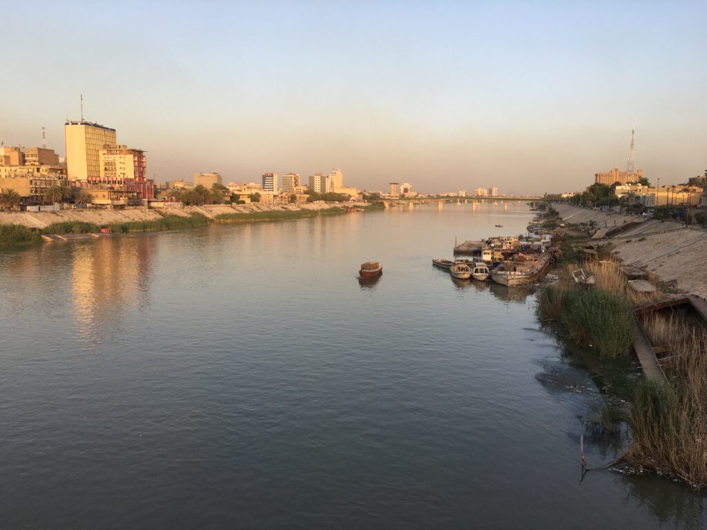 بغداد — دليل الطالب الدولي 1 غروب الشمس فوق بغداد - عاصمة العراق