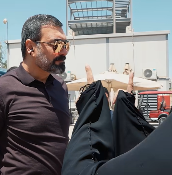 الأستاذ علي العكيلي مع طالبة